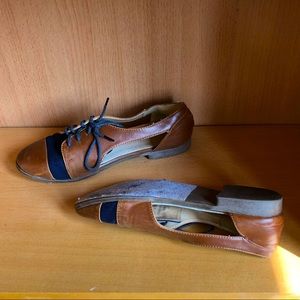 Leather and navy blue Oxford shoes